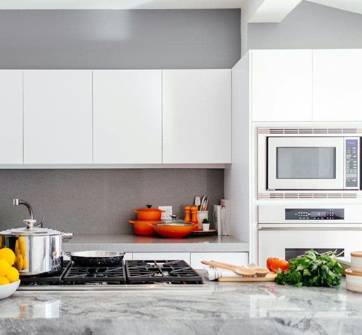 Kitchen worktop with fruit bowl and hob